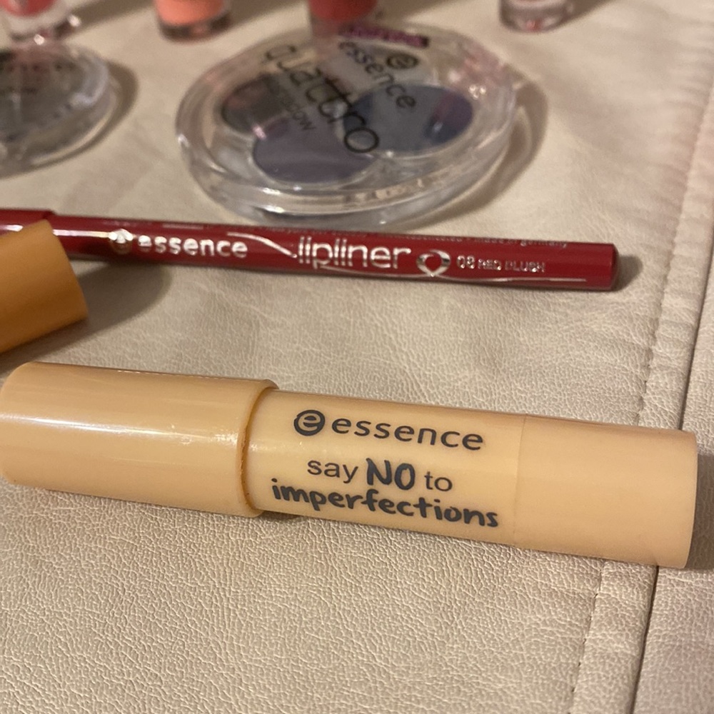 Bundle of 10 essence items(eyeshadow,lipgloss,lip liner,concealer,black mascara) - Picture 8 of 14